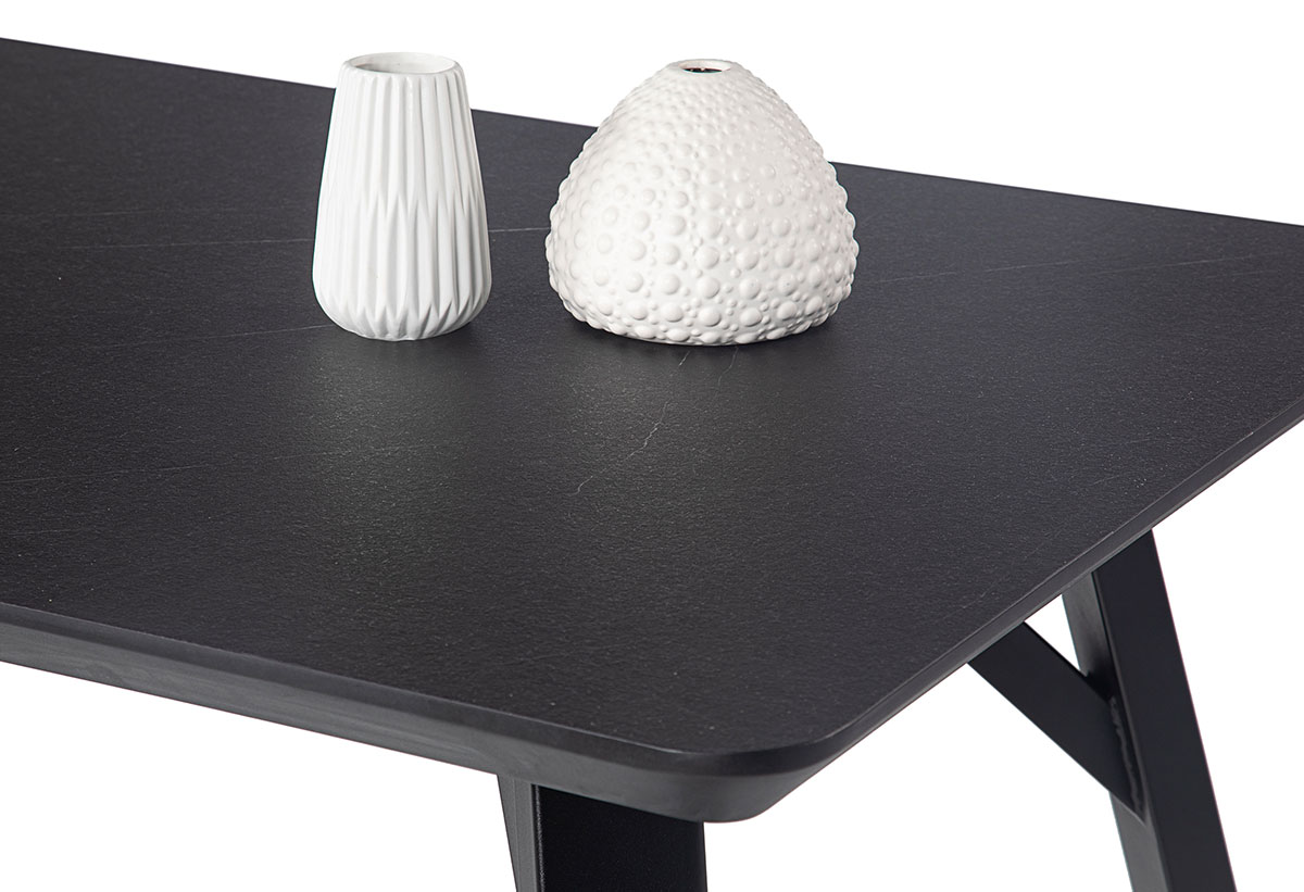 Απεικονίζεται το τραπέζι μαζί με μερικά διακοσμητικά 